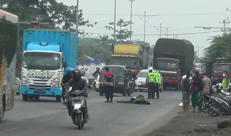 2 Motor Bersenggolan di Jalan Raya Brangsong Kendal, 1 Pengendara Tewas Terlindas Truk