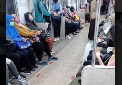 Penumpang KRL Boleh Duduk Tanpa Jarak Mulai Hari Ini