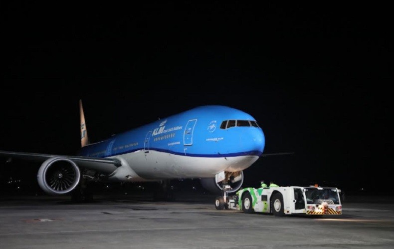Maskapai Belanda KLM Royal Dutch Mendarat di Bali Bawa 76 Penumpang