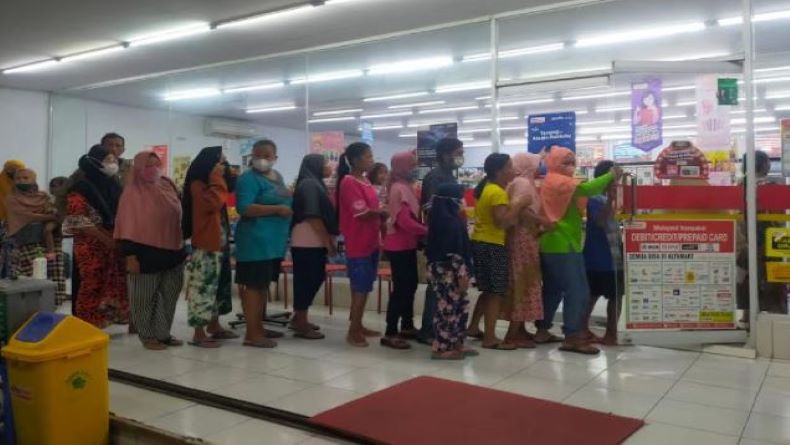 Puluhan Warga di Blora Rela Antre Lama untuk Dapatkan Minyak Goreng 