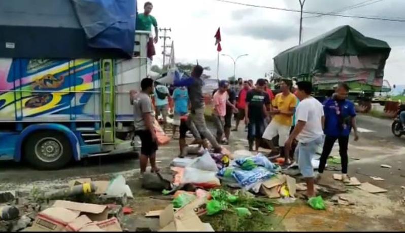 Truk Muatan Pakan Ternak Terguling Timpa Pikap di Jalur Lintas Salatiga, Kernet Luka Parah