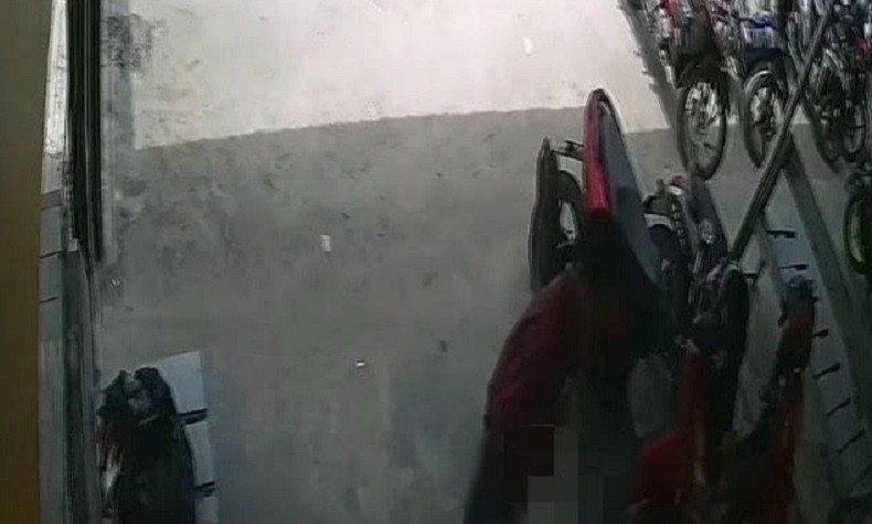 Polisi Buru Pria Masturbasi Depan Toko, Videonya Disebar di Media Sosial