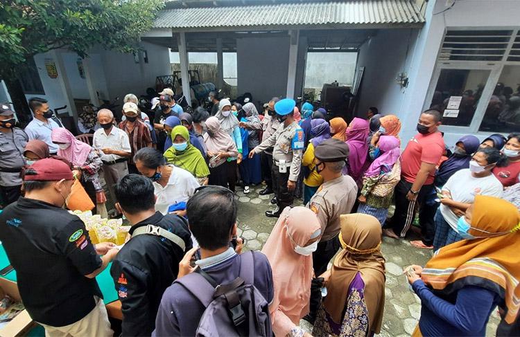 Puluhan Warga Kulonprogo Serbu Operasi Pasar Minyak Goreng 