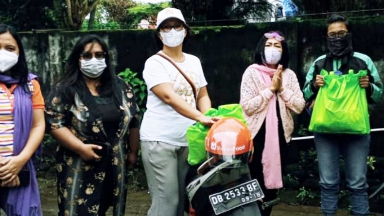 Peringati Women’s Day, Yayasan Srikandi Sulut Berbagi Paket Sembako