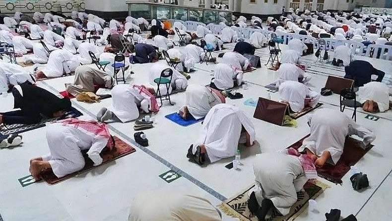 Covid-19 Melandai, MUI Bolehkan Saf Salat Tidak Berjarak