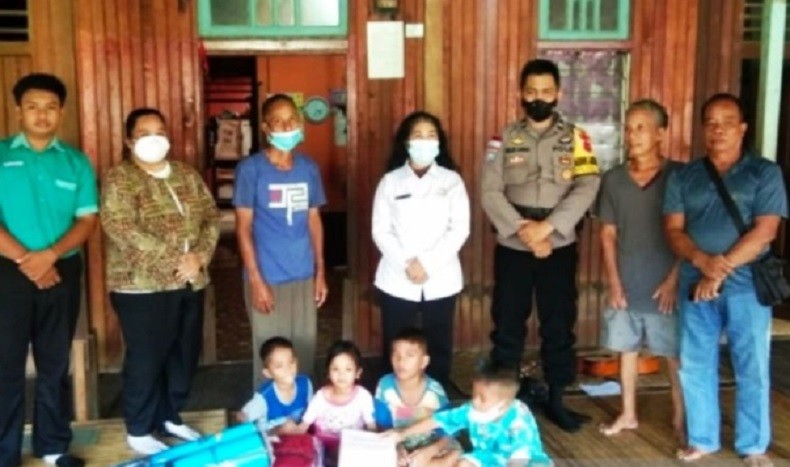 Ditelantarkan Ayah, 3 Anak Hidup di Rumah Betang Bersama Kakek Nenek