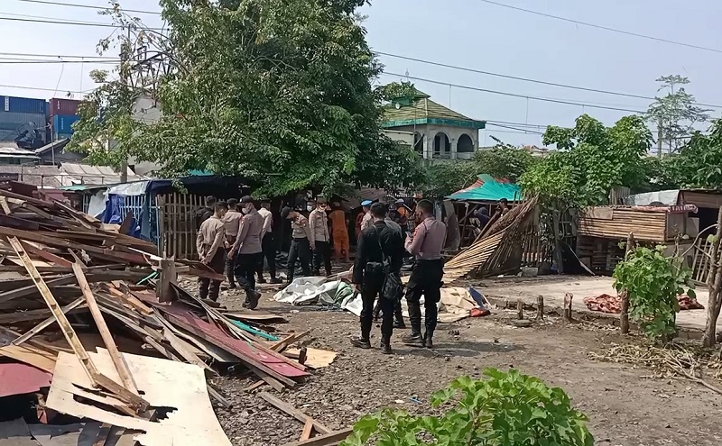 Petugas Bongkar Habis Gubuk Liar di Kampung Bahari, Temukan Banyak Alat Isap Sabu