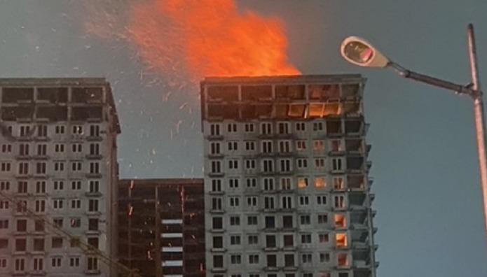 Kebakaran di Gedung Mangkrak Jakarta Barat, 5 Mobil Pemadam Diterjunkan