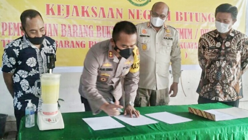 Puluhan Senjata Tajam dan Ribuan Butir Obat Berbahaya Dimusnahkan Kejaksaan Negeri Bitung