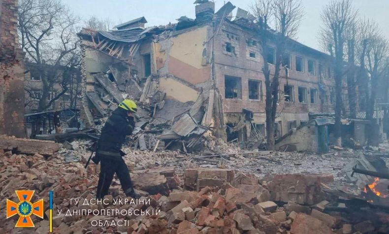 Pasukan Rusia Gempur Kota Kiev dengan Rudal, Apartemen Terbakar Hebat  
