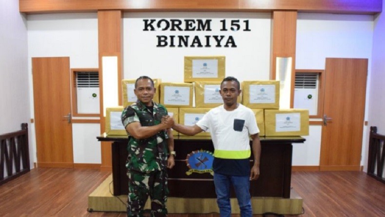 Danrem Binaiya Berikan Ratusan Alat Tulis dan Alkitab untuk Anak-Anak Pedalaman Pulau Seram