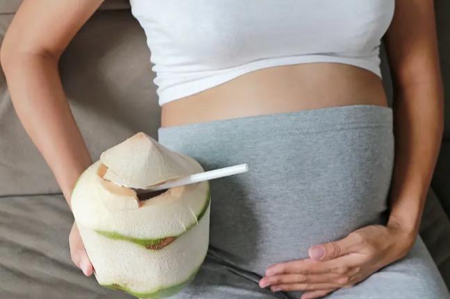 8 Manfaat Air Kelapa Bagi Ibu Hamil, Nutrisinya Lengkap dan Mengatasi Mual 