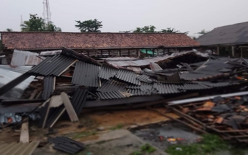 Diguyur Hujan Deras dan Angin Kencang, Sejumlah Kios Pasar Gunung Katun Roboh 