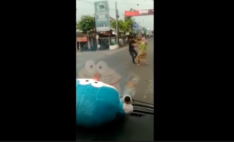 Viral Waria Berjilbab Duel dengan Sopir Mobil Boks di Jember, Ini Penyebabnya 