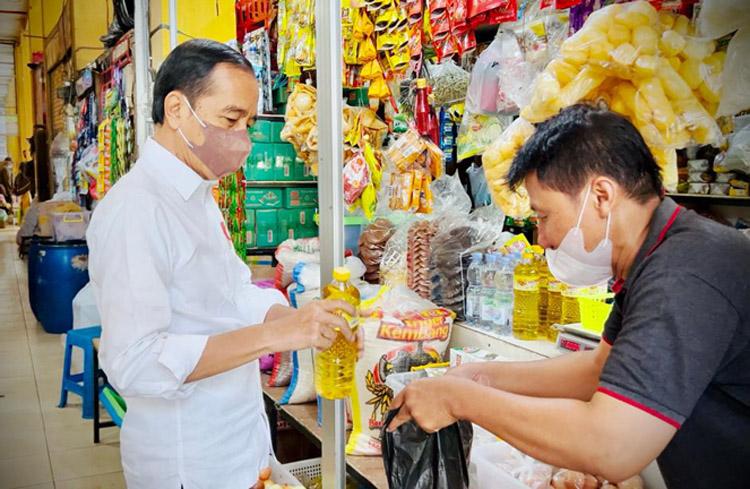 Presiden Jokowi Cek Ketersediaan Minyak Goreng di Yogyakarta