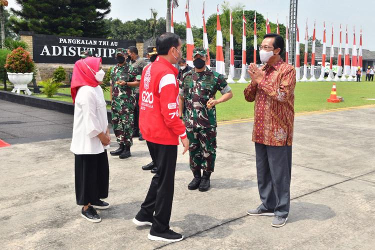 Terbang Bersama Jokowi, Sri Sultan HB X Bawa Tanah dan Air dari Keraton Yogyakarta