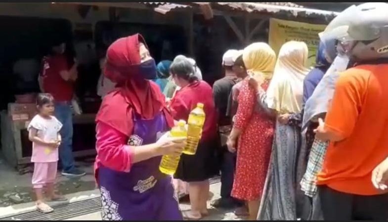  Pelajar dan Anak-anak Serbu Operasi Pasar Minyak Goreng Murah di Tegal