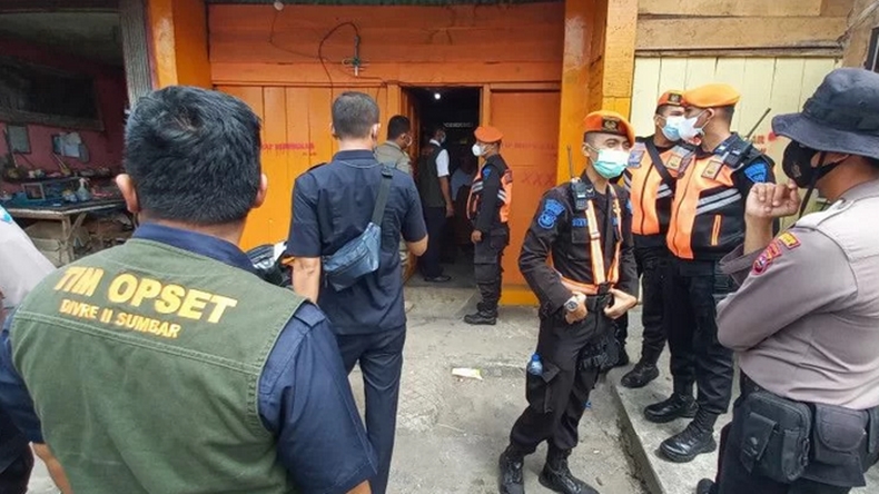 Warung Jual Miras di Bukittinggi Dibongkar, Lahannya untuk Bangun Musala