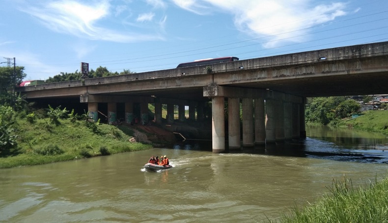 Nekat Lintasi Sungai Berarus Deras, Buruh Pabrik di Karawang Hilang