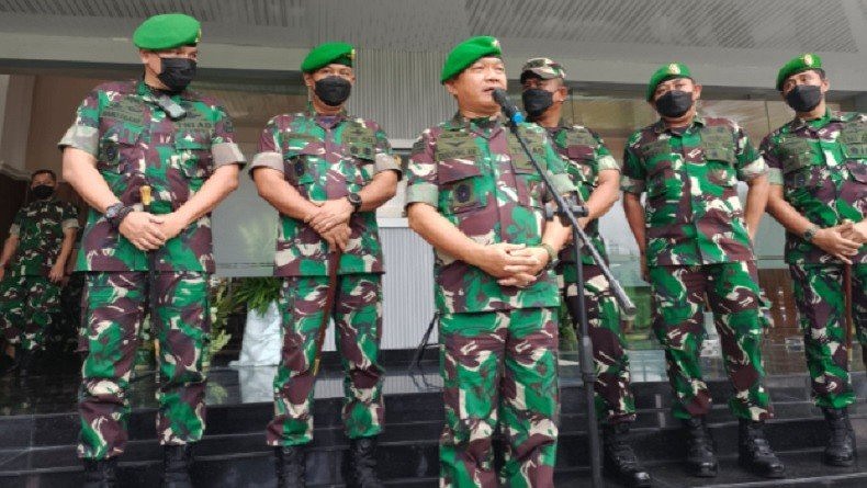 KSAD Jenderal Dudung Sempat Jenguk Korban Kecelakaan Sebelum Bertolak ke Maluku
