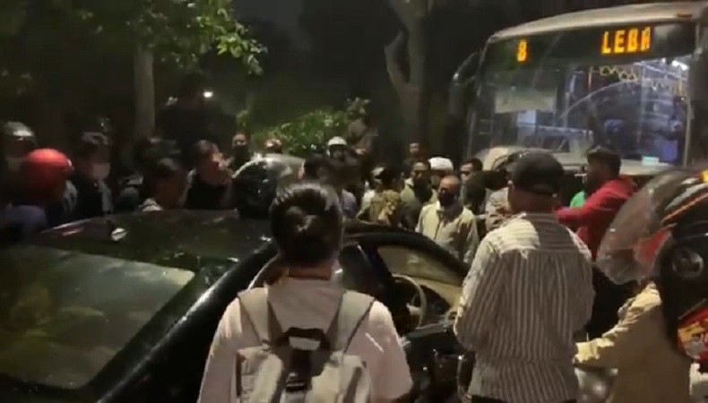 Sedan Lawan Arah di Jalur Busway Tabrak Bus Transjakarta, Pengemudi Bicara Ngelantur