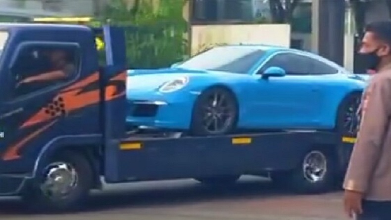 Viral Iring-iringan Mobil Mewah Doni Salmanan yang Disita, Harganya Rp3,7 Miliar