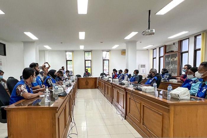 Datangi DPRD Yogyakarta, Puluhan Pedagang Asongan Minta Izin Berjualan di Malioboro