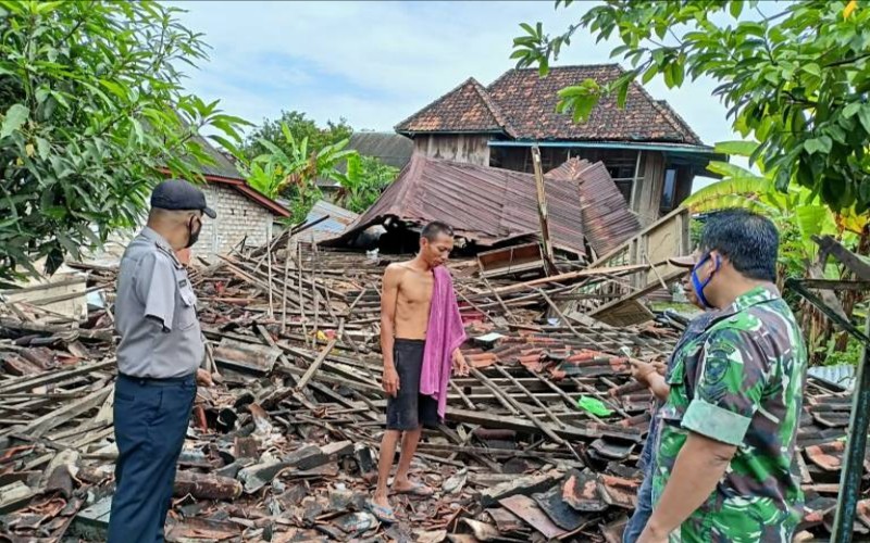 Hujan Disertai Angin, Rumah Warga Desa di Ogan Ilir Ambruk