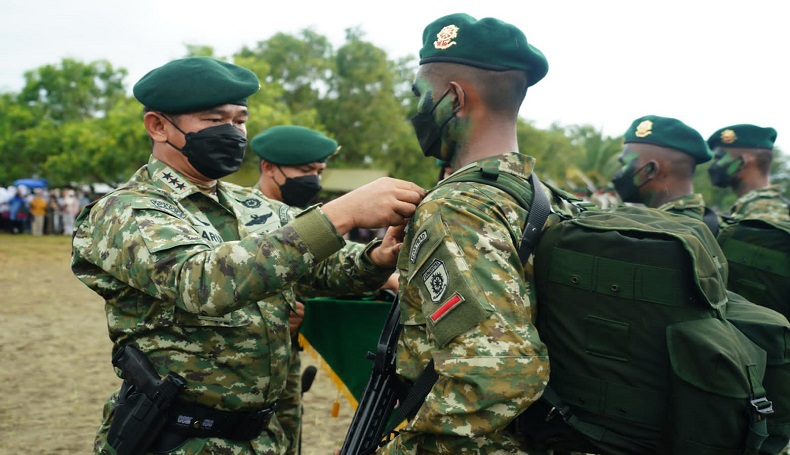 Pangkostrad Sematkan Brevet Cakra kepada 500 Prajurit di Pantai Pelangpang Sukabumi