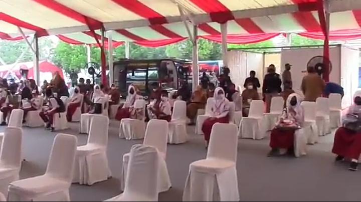 Datang sejak Pagi, Ratusan Pelajar Sepaku Kecewa Jokowi Batal Kunjungi Vaksinasi