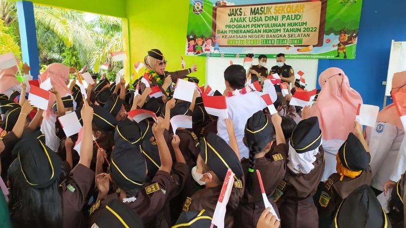 Pelajar Usia Dini TK Negeri 1 Toboali Antusias Sambut Jaksa Masuk Sekolah 