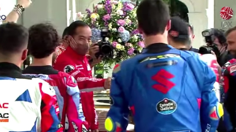 Pakai Jaket Balap Merah G20, Jokowi Sambut Pembalap MotoGP di Istana Negara