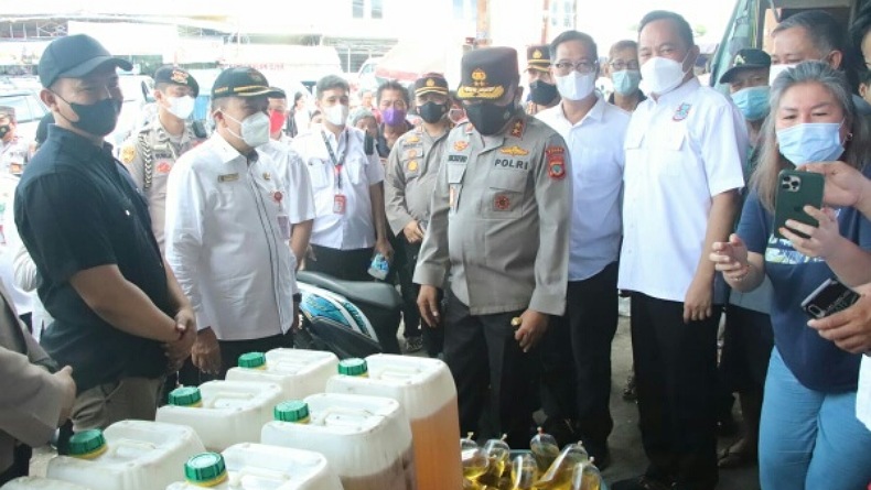 Pantau Ketersediaan Minyak Goreng, Kapolda Sulut Turun Langsung ke Pasar Karombasan