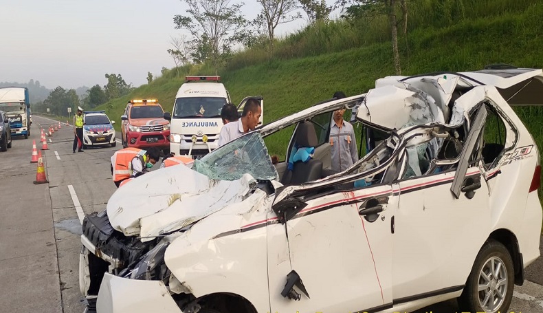 Ngeri, Kronologi Xenia Terseret Truk 100 Meter lalu Terbalik di Tol Cipali
