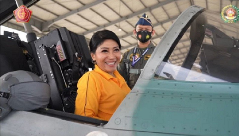 Gaya Istri Jenderal Andika Perkasa Jadi Penerbang Pesawat Tempur TNI di Ketinggian 1.000 Kaki