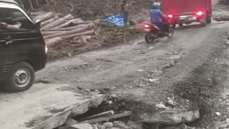 Mohon Perhatian, Jalan Alternatif Salatiga-Grobogan di Kedungjati Rusak Parah