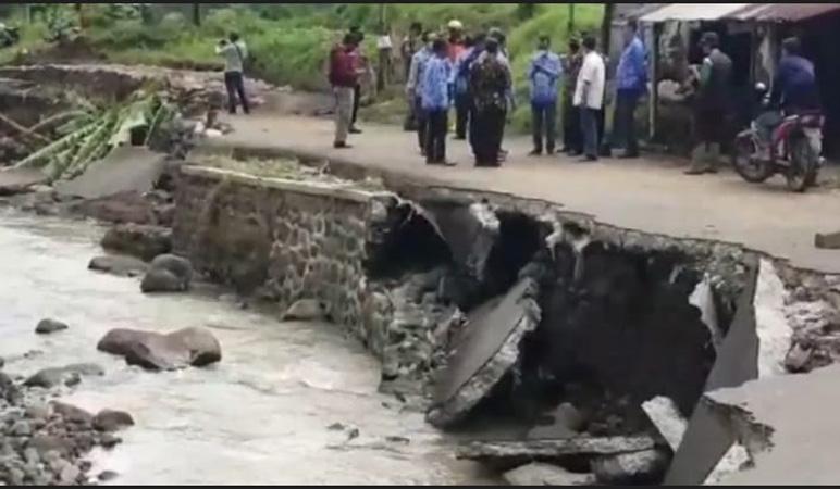 Jalan Penghubung 2 Kecamatan di Brebes Putus Diterjang Banjir Bandang