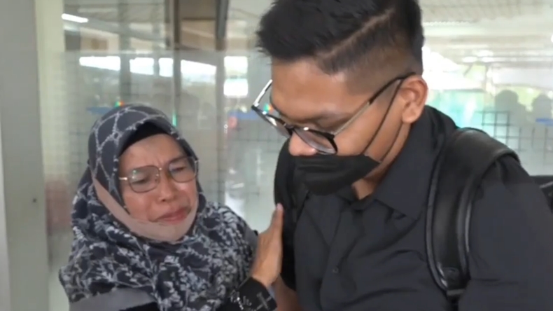 Isak Tangis Sambut Kedatangan Mahasiswa Aceh yang Kuliah Kedokteran di Ukraina
