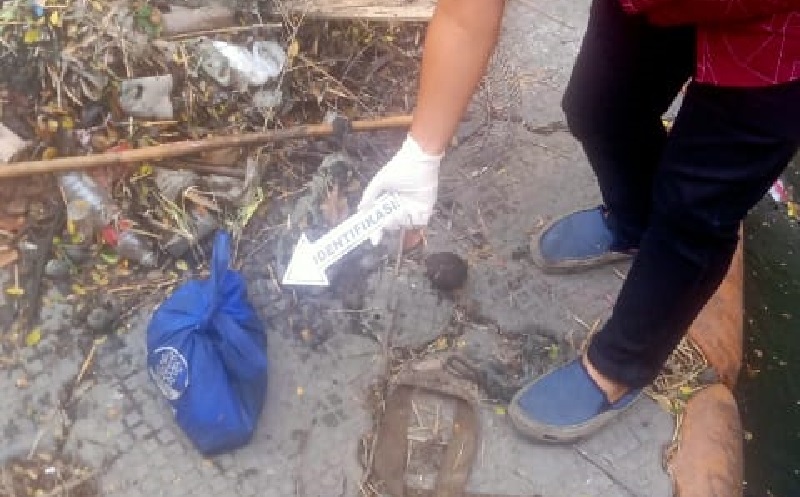 Temukan Bungkusan Aneh Mengapung di Kali, Petugas Kebersihan Kaget Ternyata Isinya Mayat Bayi