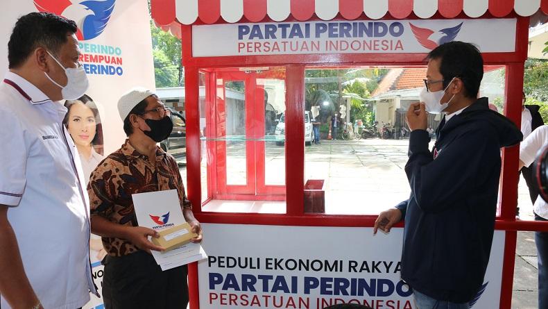 Dapat Gerobak Partai Perindo, Pedagang Mi Ayam: Buat Sekolah Anak-Anak Saya