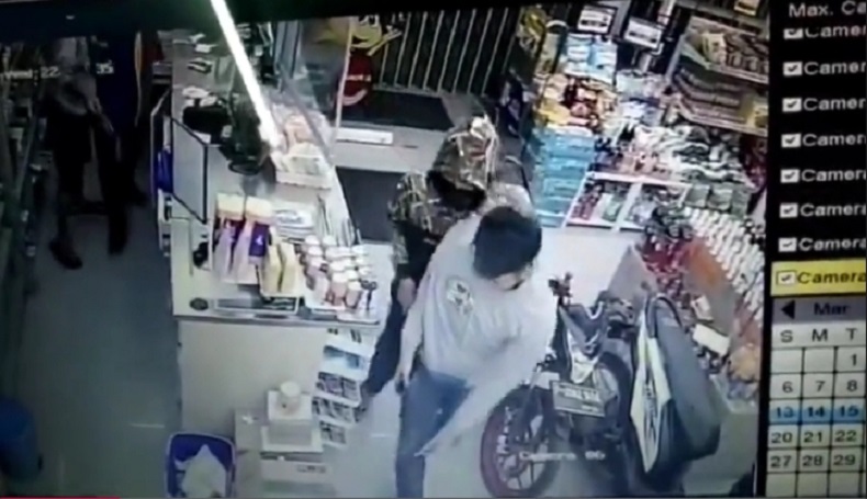 Terekam CCTV, 3 Pemuda Todong Pegawai dan Rampok Minimarket di Cianjur 