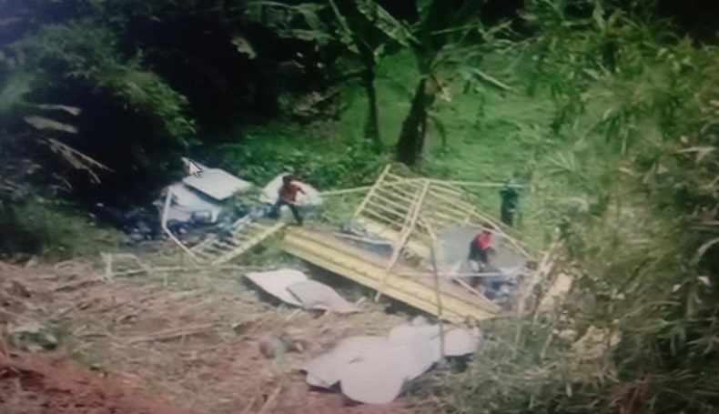 Ngeri, Truk Pengangkut Galon 2 Kali Terguling lalu Masuk Jurang di Sumedang