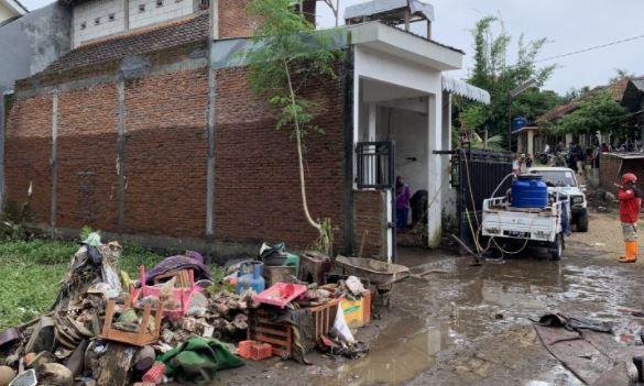 Kota Malang Diterjang Banjir usai Diguyur Hujan Deras Disertai Angin Kencang