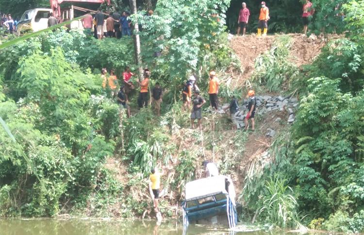 Tanah Longsor, Truk Bermuatan Batako Kecebur Waduk Sermo Kulonprogo 