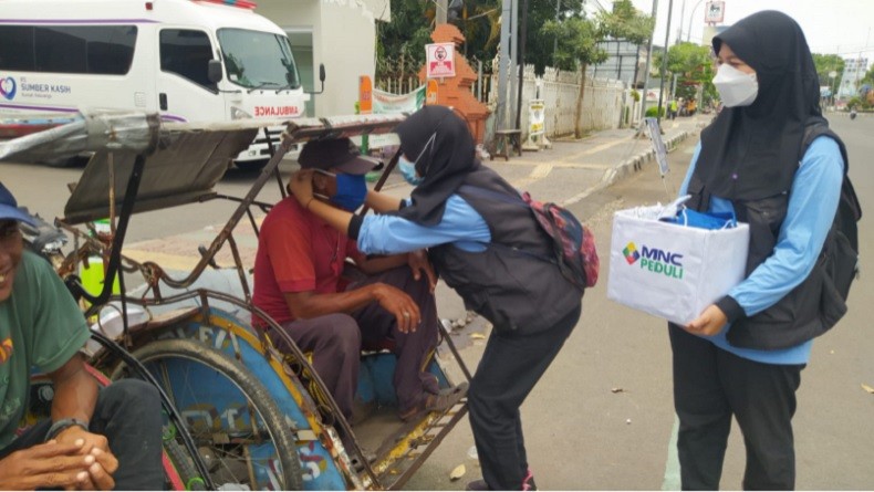Dapat Masker dan Hand Sanitizer dari MNC Peduli, Tukang Becak di Cirebon : Ini Sangat Perlu bagi Saya