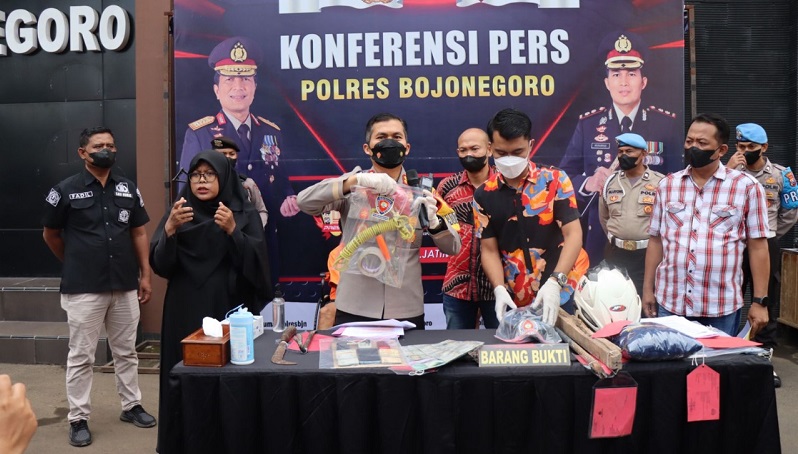 Polisi Tangkap 3 Perampok Rumah Mewah di Bojonegoro, Temukan Celurit dan Senpi Rakitan 