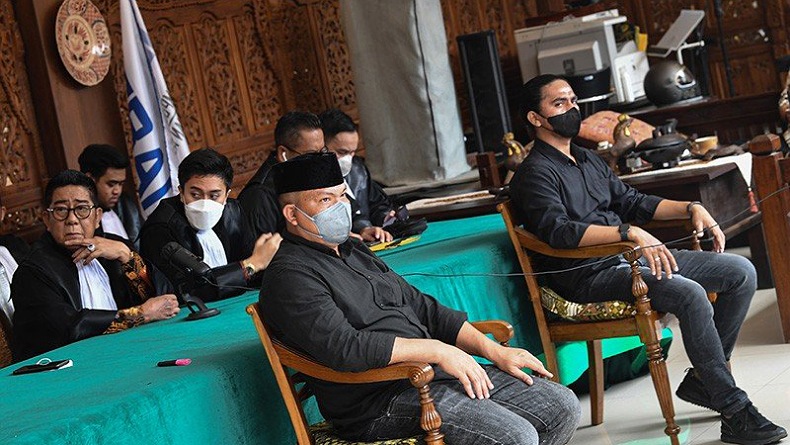 2 Polisi Penembak Laskar FPI Menangis sambil Sujud Syukur Usai Divonis Bebas