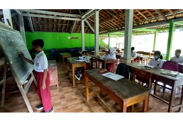 Sekolah Tergusur, 6 Bulan Lebih Siswa SDN 2 Tepus Belajar di Tempat Tak Layak