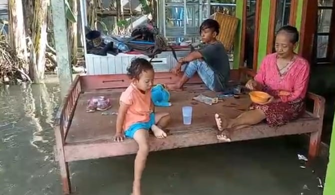Banjir di Kroya Cilacap Belum Surut, Ratusan Warga Enggan Pulang ke Rumah