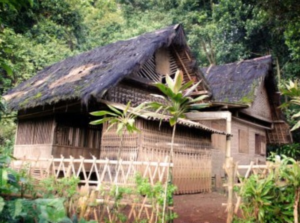 7 Rumah Adat Jawa Barat dan Karakteristiknya Lengkap, Apa Saja?